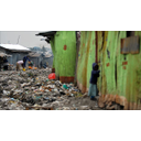 Tante persone che stanno pulendo i frutti dell'Open Defecation